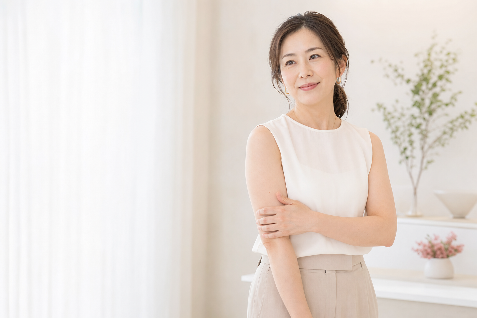 二の腕に手を添え、部分的なボディラインの悩みをイメージする女性